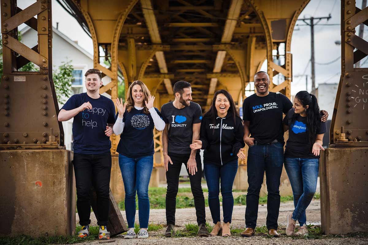 Foto grupal  vestidos de negro con camisas de Salesforce